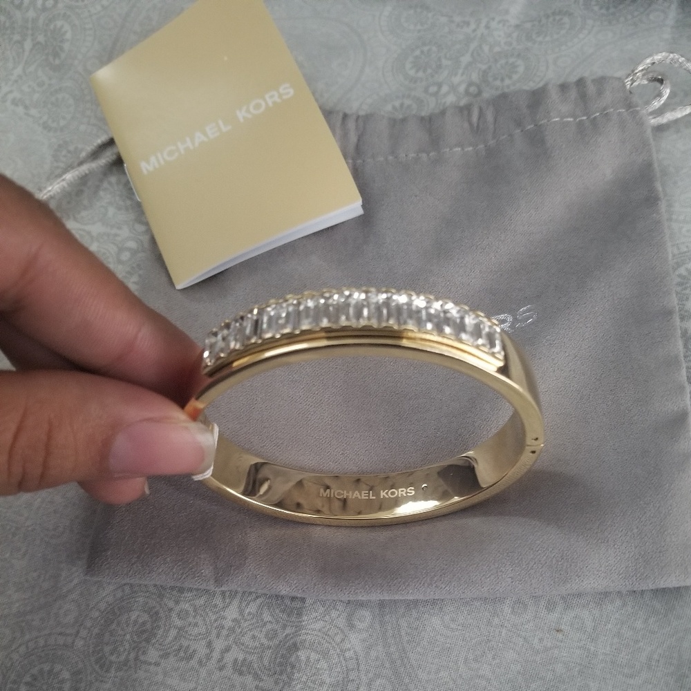 A braclet and its new.